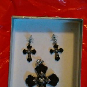 BEAUTIFUL CROSS PENDANT AND PIERCED EARRING SET.